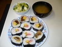 この日のメニューは、皆で囲んで食べれる巻きずしである。毎日の食事は館内で作っているので、でき立てをお召し上がりいただける。