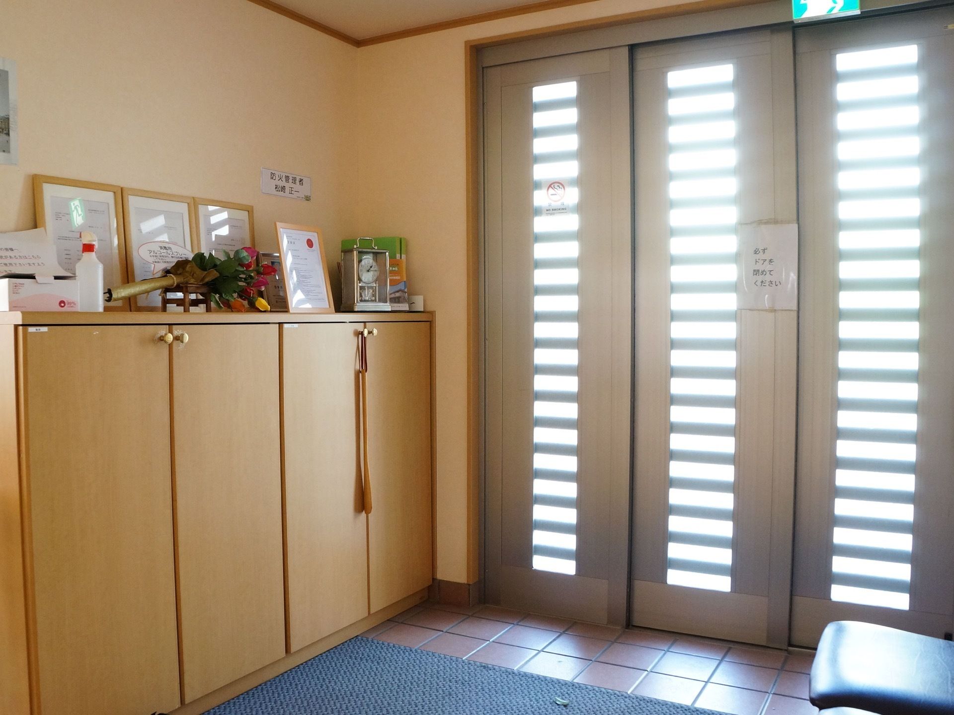 玄関には、カウンター付き靴収納棚や泥落としマット、椅子が設置されている。靴の脱ぎ履きの際、椅子は便利である。