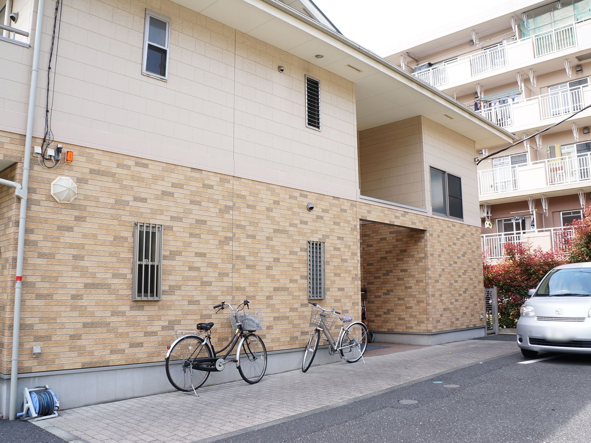 木造２階建てのグループホームである。家庭的な雰囲気も施設の魅力である。ご利用いただきやすい料金設定で、質の高い介護ケアを提供している。