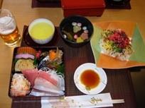見た目も鮮やかで栄養バランスの良いお食事はすべて手作りで、お祝い事ではお酒も用意されており楽しむことができる。