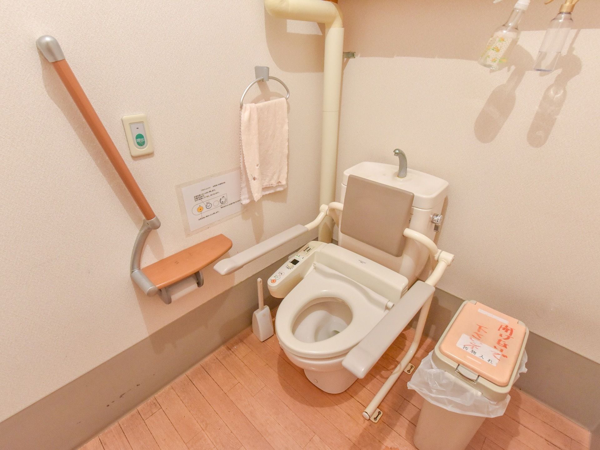 トイレには温水洗浄便座器が完備され、手すりや背もたれパッドが設置されている。安全対策を考慮されている。