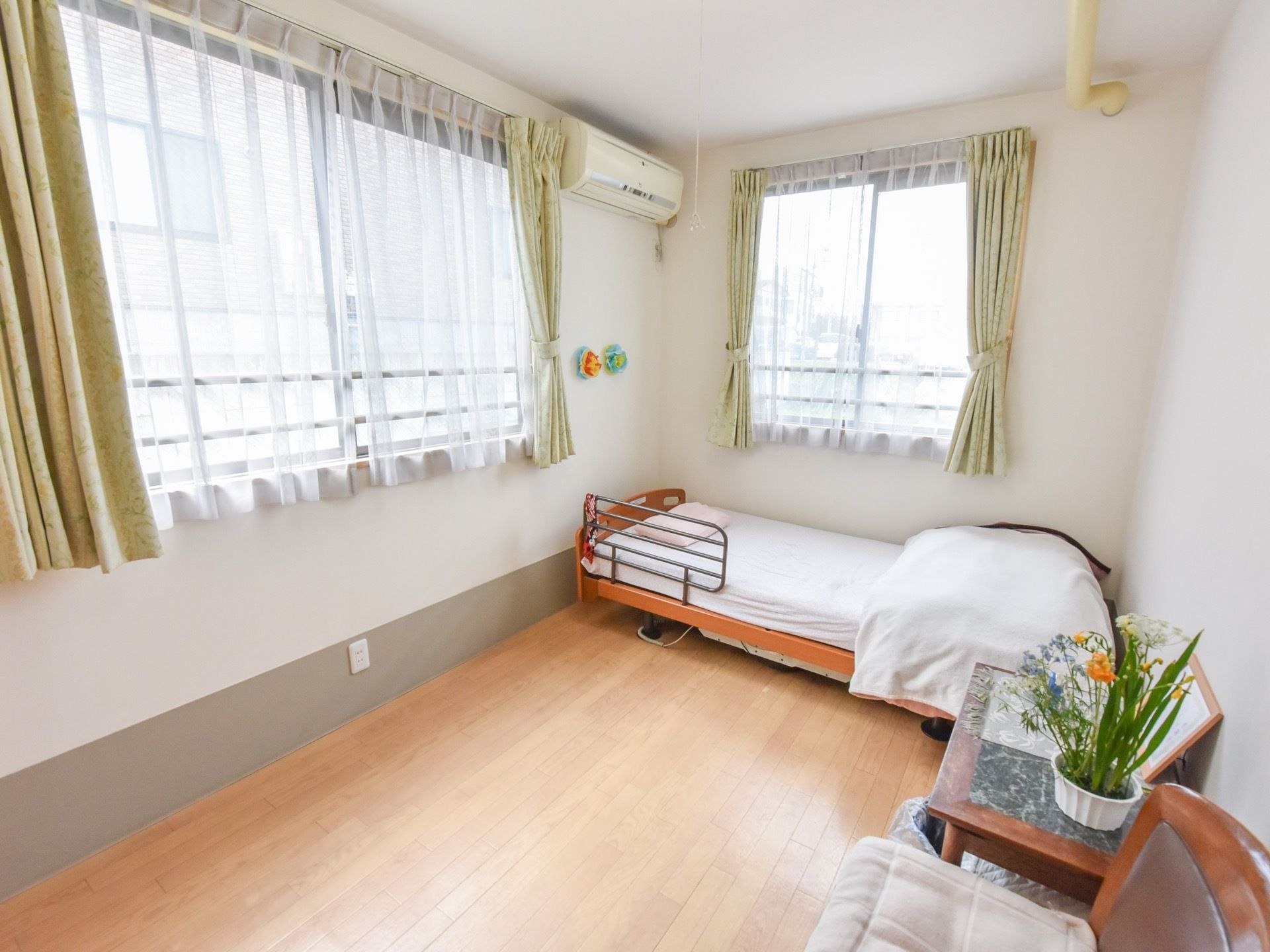 角部屋の居室には、窓が２面設置されている。日差しがたっぷり入り明るい。入居者様に気分よくお過ごしいただける。