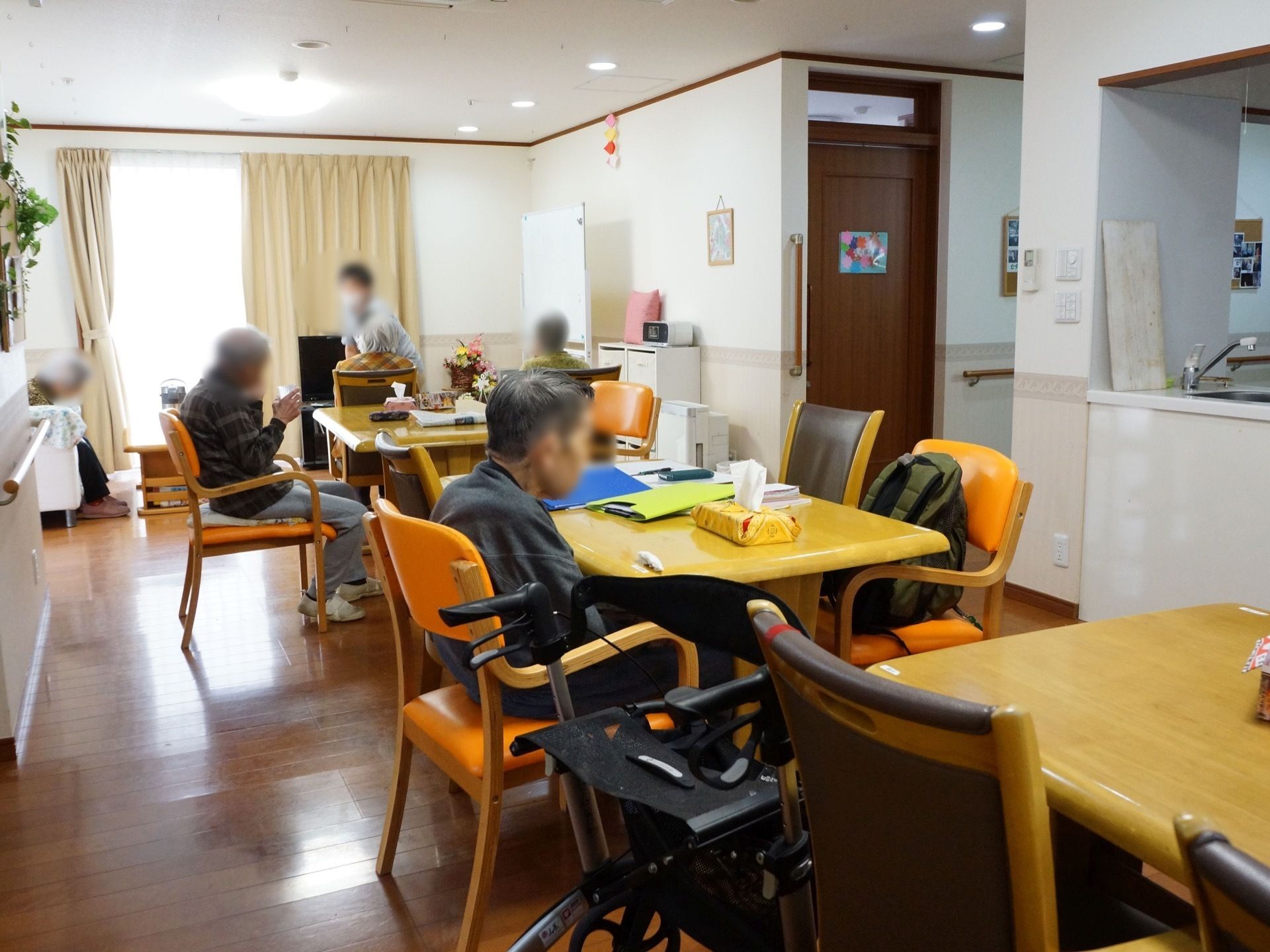 食事やレクリエーションで使うことができる部屋では、縦長な空間を活用している。壁際に家具が設置してある。