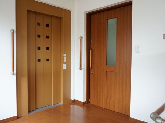 エレベーター前