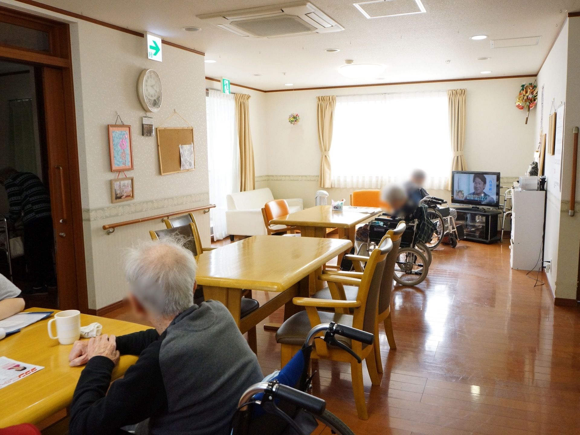 共有ルームの壁にはところどころ手すりをつけ、非常口を知らせるライトが点灯している。安全対策をとっているので安心である。