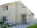 アイボリーの建物で明るい雰囲気である。入口まではスロープになっており、手すりが付いているので安全に移動できる。