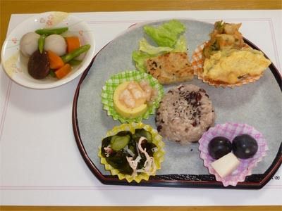 季節に合わせたお料理が並んでいる。赤飯のおにぎりや煮物である。行事に合わせたメニューなど様々な工夫がされている。