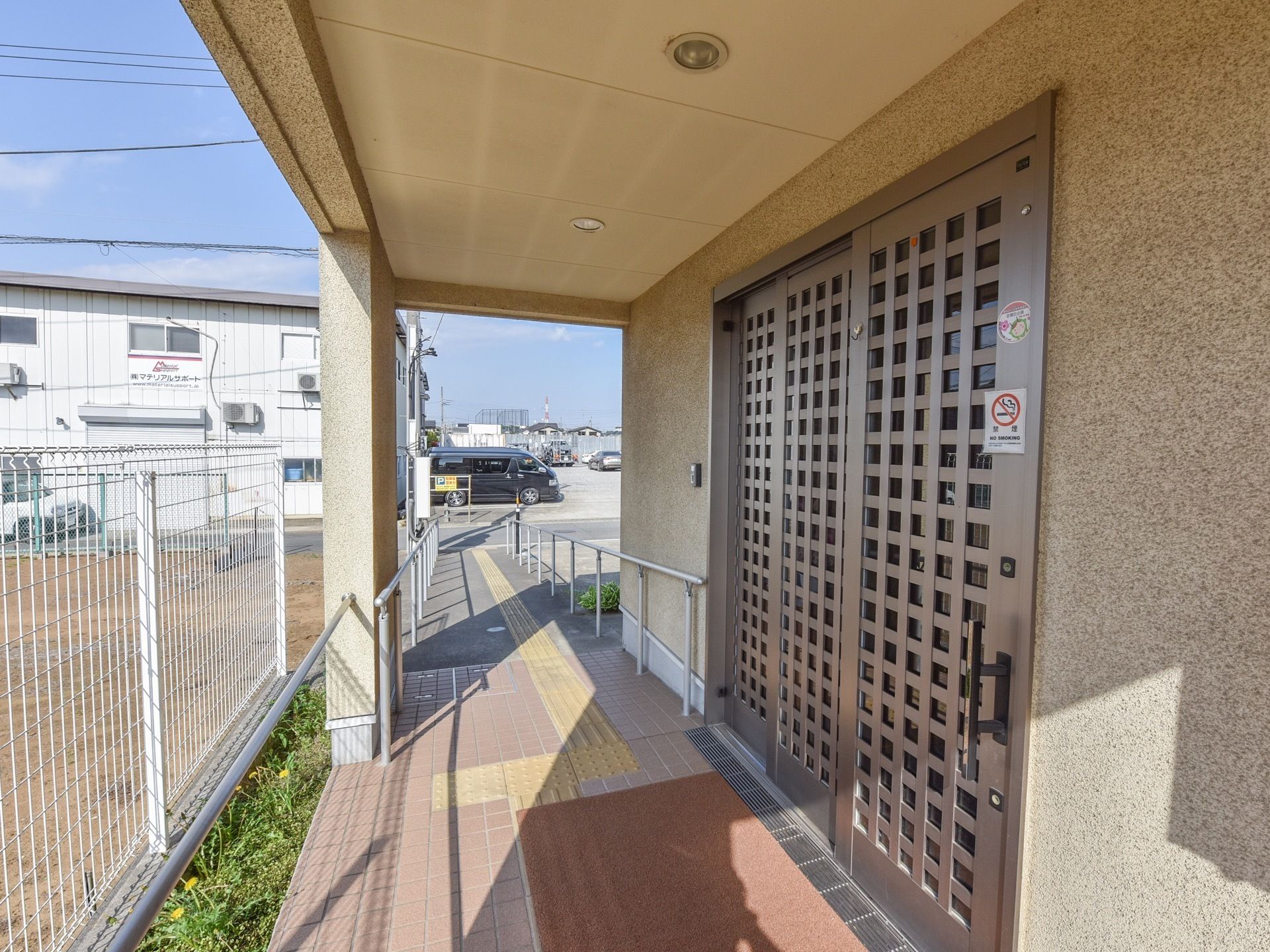 ドアの前まで道路からスロープが続いているので、手すりに掴まるなどすることでさらに歩行しやすく、車椅子での通行もスムーズである。