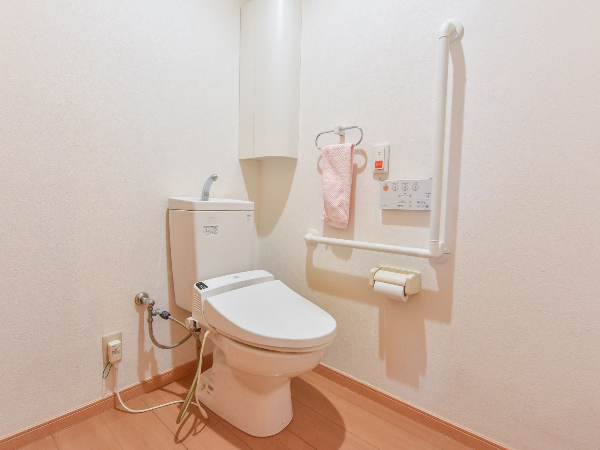 トイレの壁のタオル掛けに、タオルを用意して清潔感がある個室内を心がけている。温水洗浄便座を利用することができる。