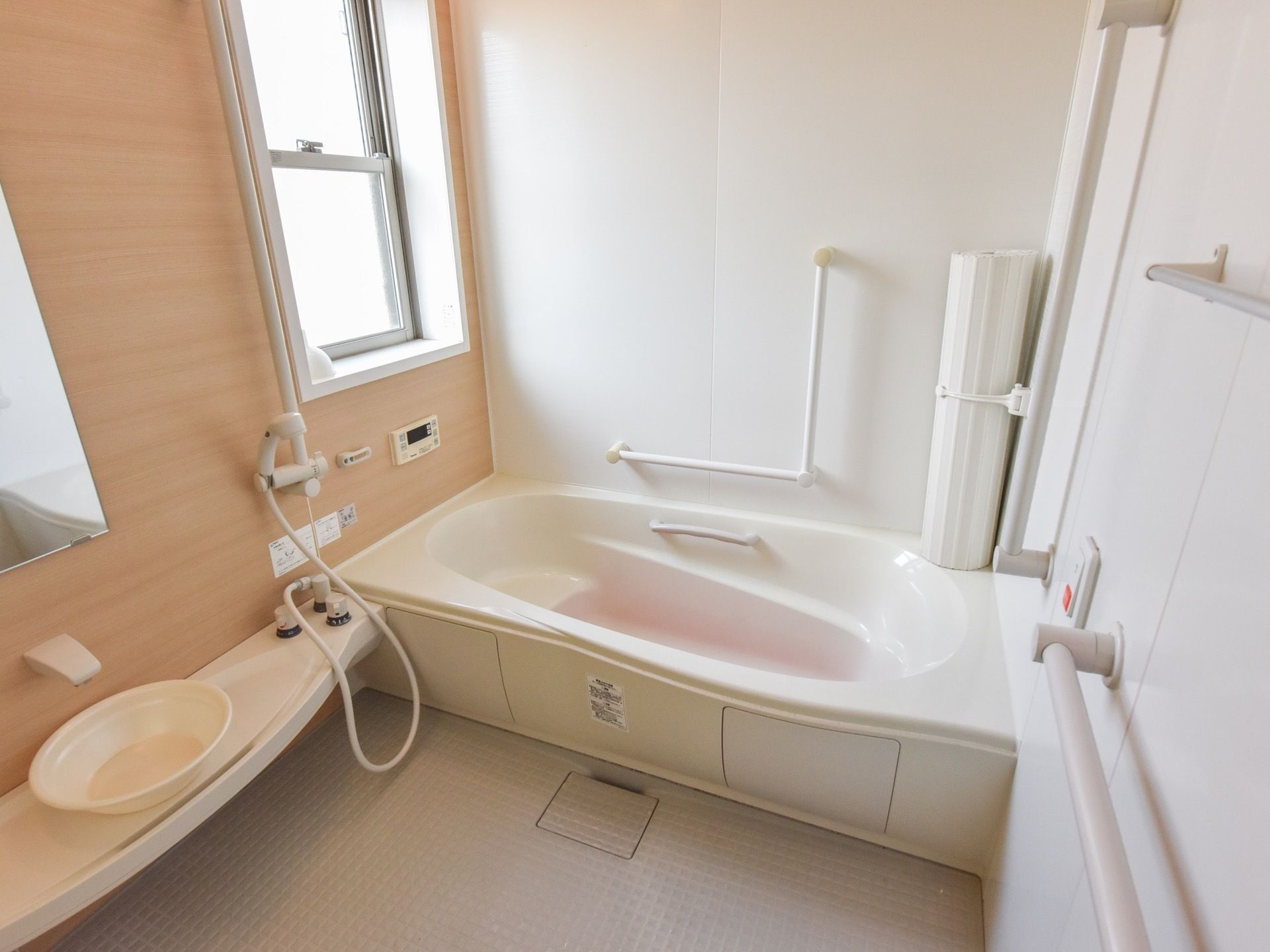 縦長でスライドさせて開ける窓がついているので、こまめに換気することができる。外部から人を呼ぶ時のベルも完備している。
