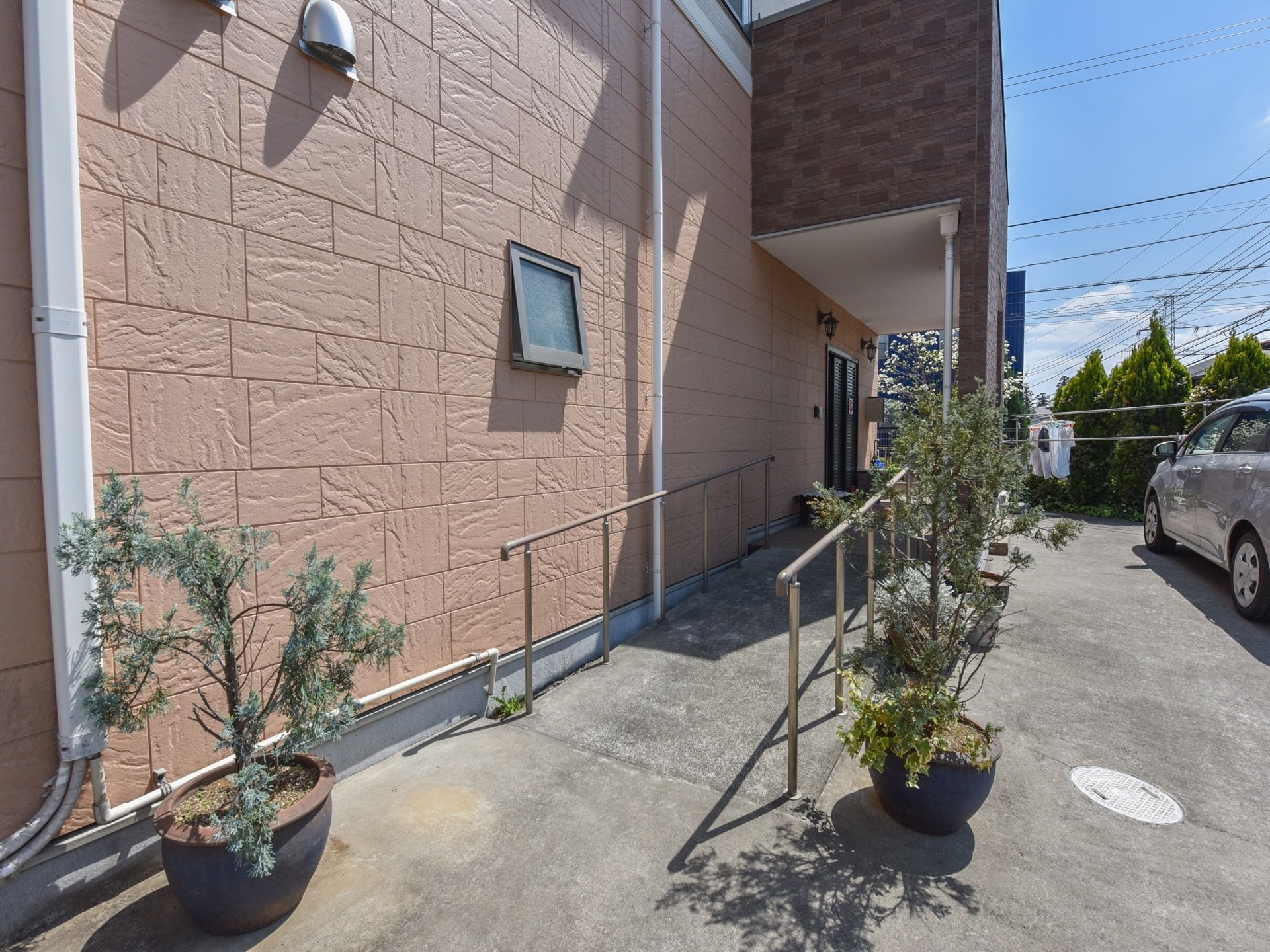 施設の入口までは、スロープが設置されているので、車椅子でも移動が可能。大きな鉢植えも複数置かれており、目の保養にもなっている。