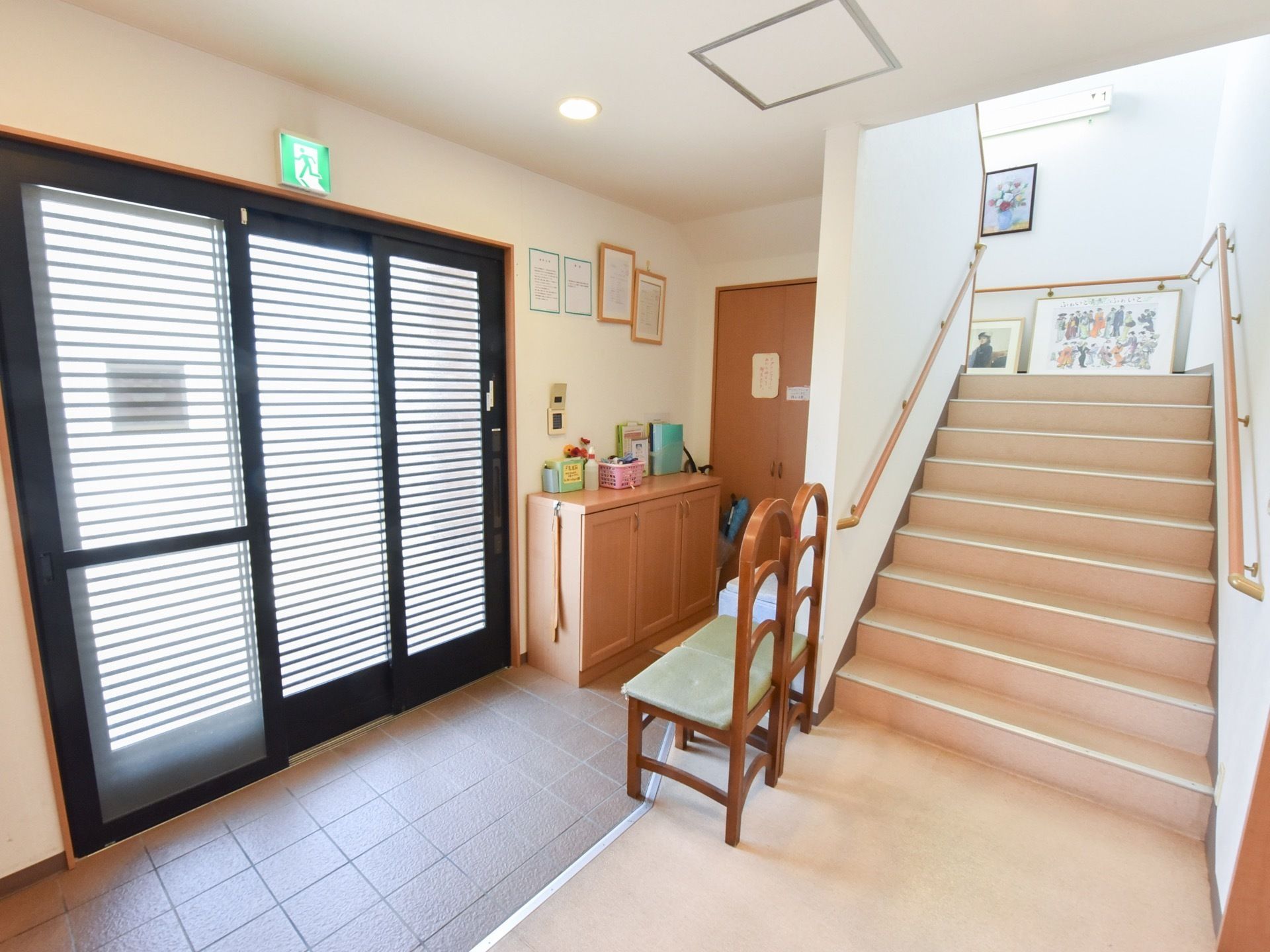 玄関を入ると、椅子が用意されているので、靴の履き替えを楽に行うことができる。また、バリアフリーなので、車椅子でそのまま入ることが可能。