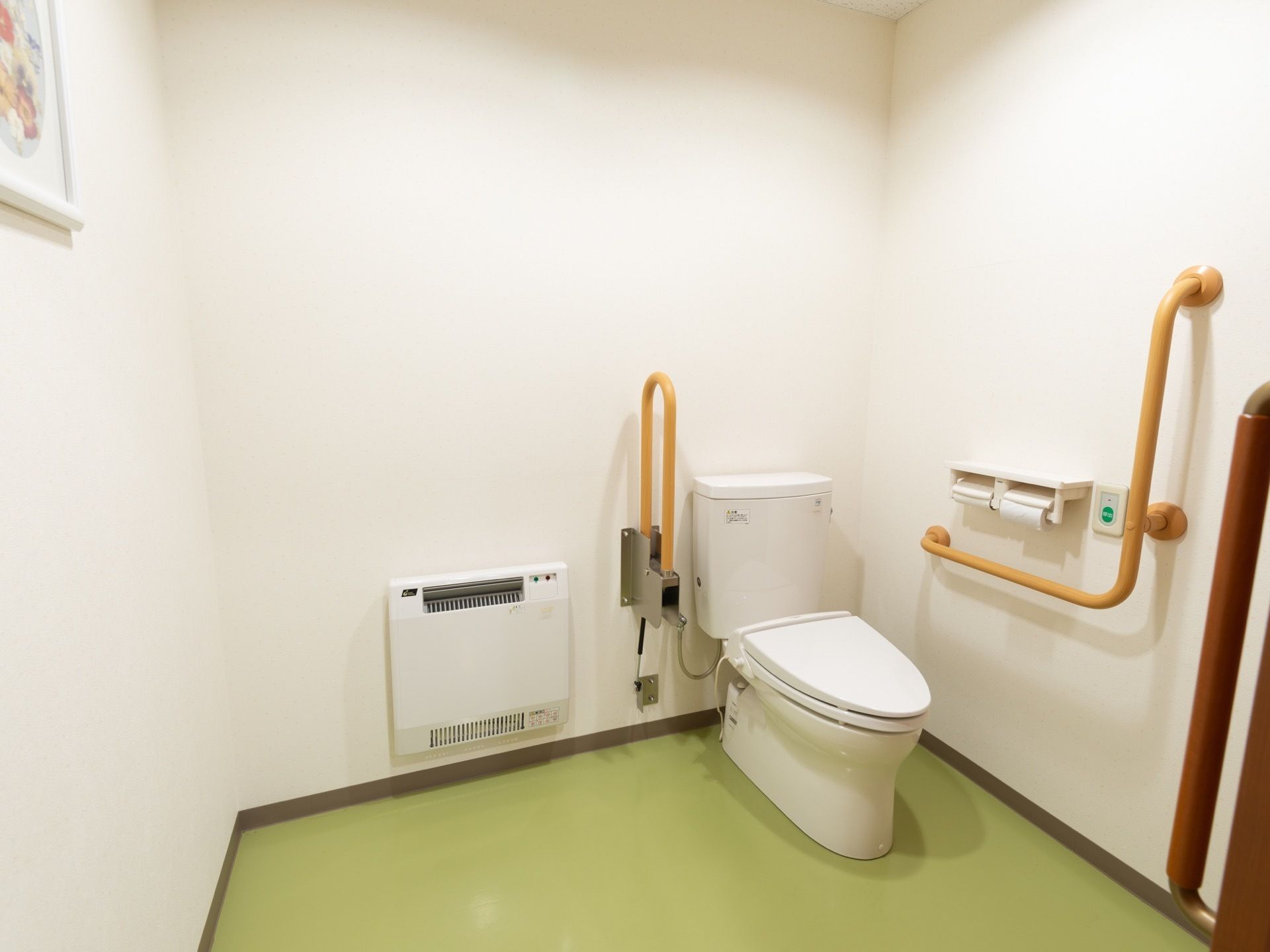 トイレのドアはスライド式で大きく開くので、車椅子をご利用の方も簡単に出入りすることができる。内部も広々として、利用しやすい雰囲気。