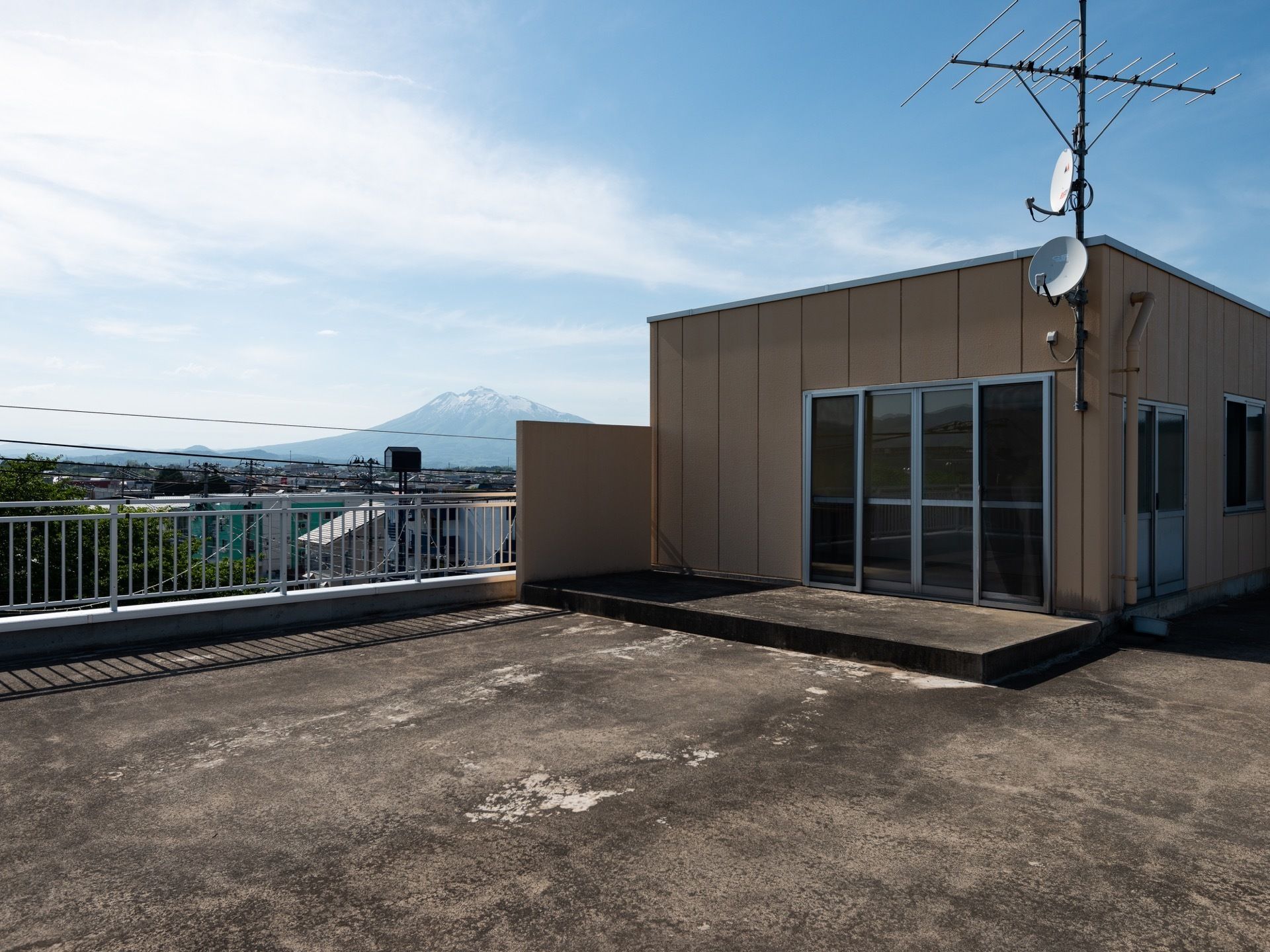 施設の屋上に出ると、周囲の景色を一望することができる。天気が良いと雄大な山を拝むことができる、絶景スポットである。