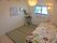和室の部屋である。和風のペンダントライトと、ベッドカバーやカーテンの花柄が落ち着いていて優しい雰囲気の部屋である。