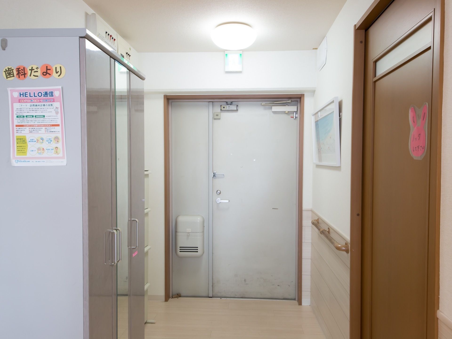 玄関には扉付きの大きな靴箱が設置されている。すぐそばに手すりがあり、靴の脱着も楽に行うことができる。