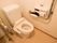 トイレには、つかみやすい位置に手すりが設置されており、洗浄ボタンも手すりすぐ上の押しやすい位置に備えられている。