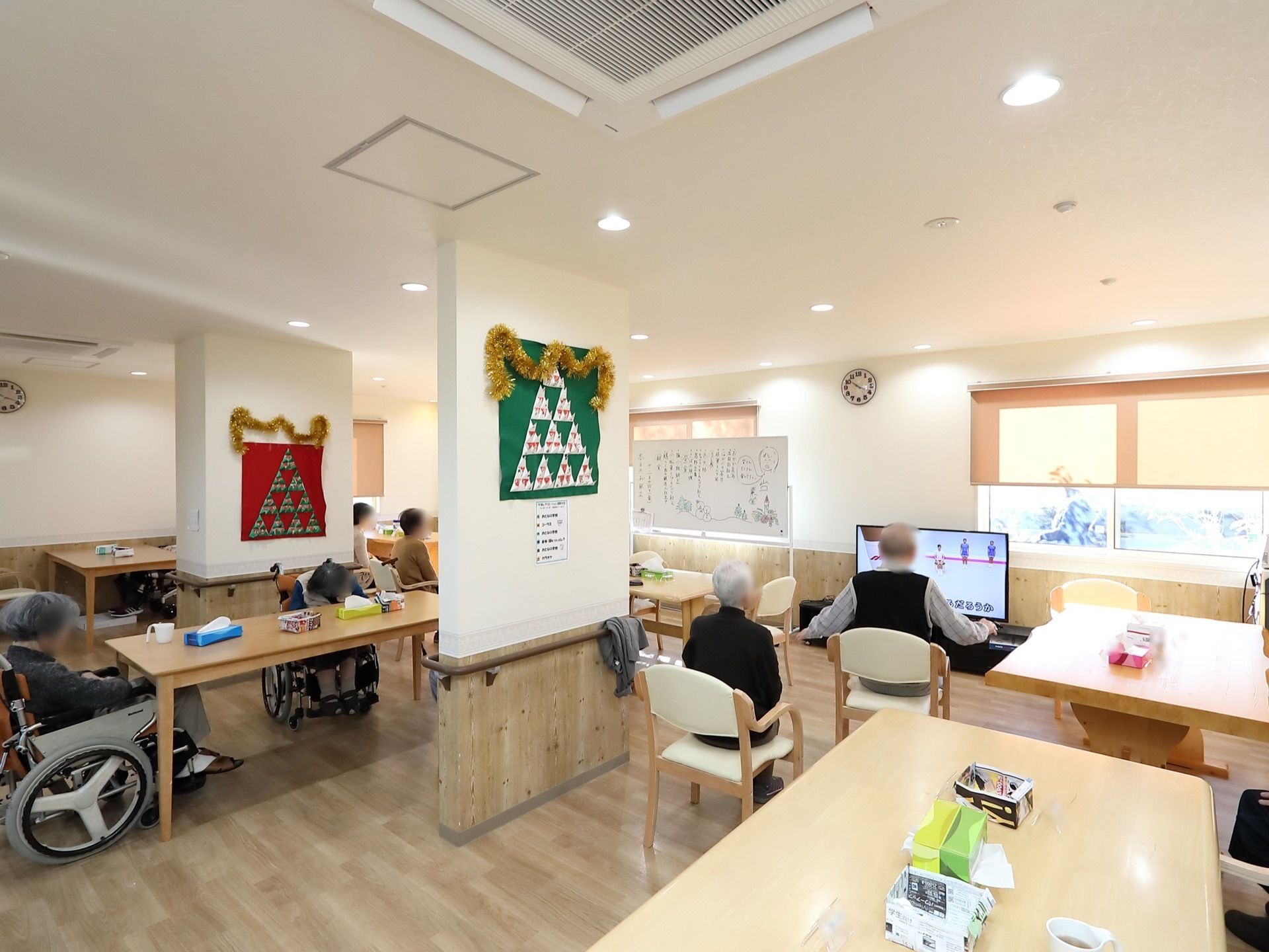 フロア中央にある柱には手すりが設置されており、床は木のぬくもりが感じられるフローリングとなっている。