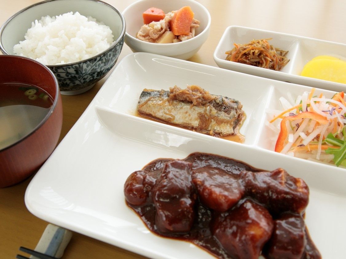 さまざまな食材を使った、品数の多い食事。入居者様に合わせカロリー調節や噛み切りやすい食事にすることも可能になっている。