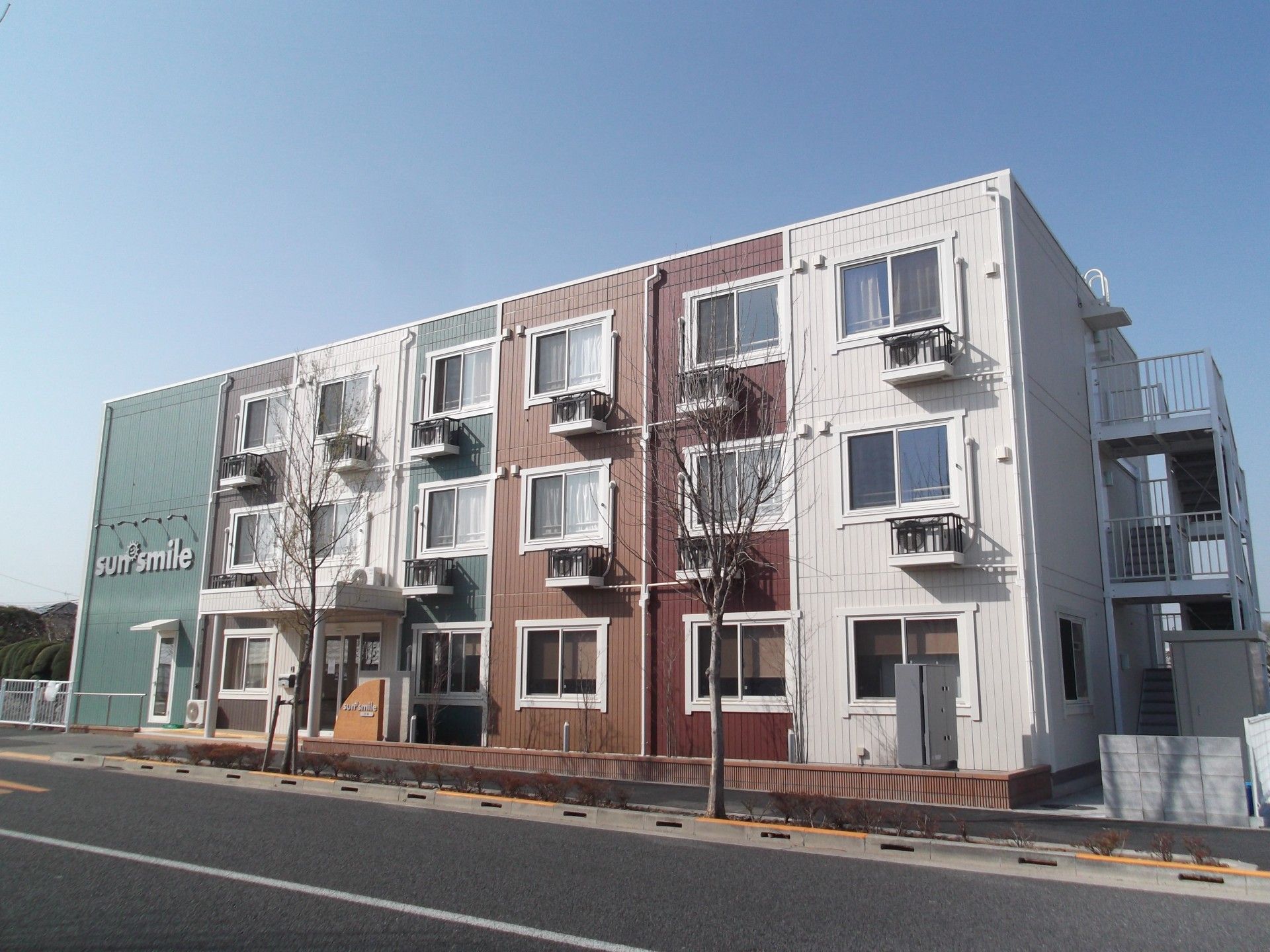 外国の町並みのようにスタイリッシュで印象的な建物外観。カラフルな色合いが親しみやすい雰囲気になっている。