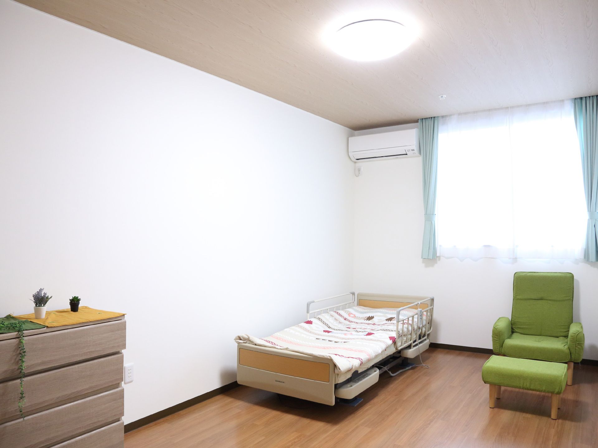 介護ベッドの足元に衣装棚が設置され、自分好みの部屋にアレンジできる居室