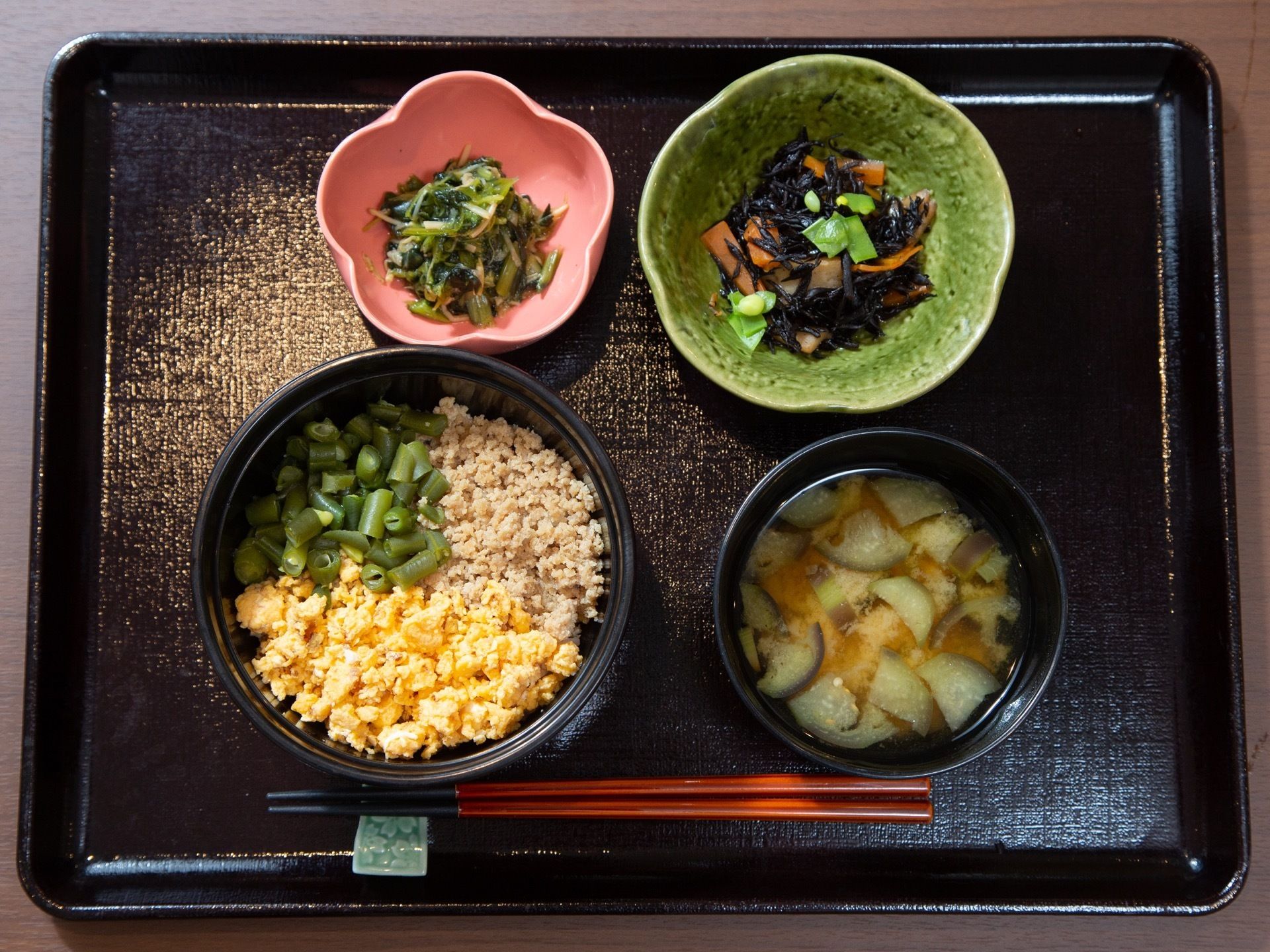 栄養のバランスと色合いを考え、食べやすい食器にもこだわった食事
