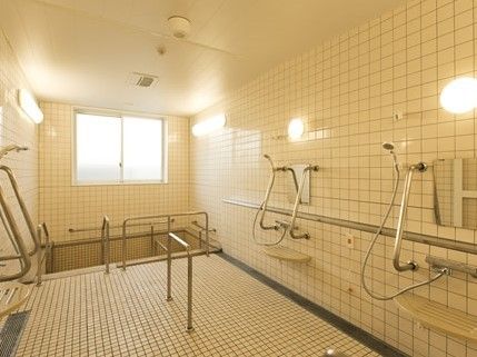 壁には照明が多く取りつけられている。シャワー、シャンプー台、鏡が設置してありそこで体を洗う事ができる。