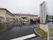 施設は２階建てでベージュに外壁が塗られている。施設の前は駐車スペースが確保され、入口に施設名の書かれた看板がある。