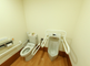 明るく清潔な介護施設のトイレ空間