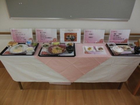 4種類の食事サンプルと今日のメニュー表が置かれた食堂前のカウンター