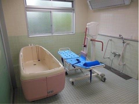 体の不自由な方のために、寝たままでも浴槽に浸かれるストレッチャー浴を設置している。浴室内にはヒーターを備え、寒くならないようにしている。