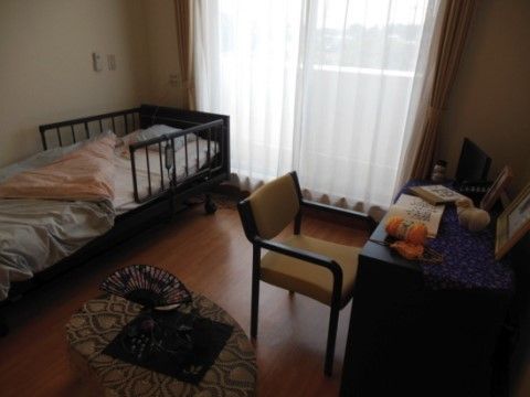 お一人で使われる部屋には、ベッド・テーブルの他、本を読んだり書き物をしたりすることができる机も置かれている。