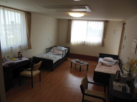 お二人で使われる部屋にはベッドが２台置かれているが、机もそれぞれでお使いいただけるように２台設置されている。