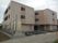 鉄筋コンクリート造りの３階建ての建物で、２棟の建物がつながったような形をしている。入り口の前には駐車場が備えられている。