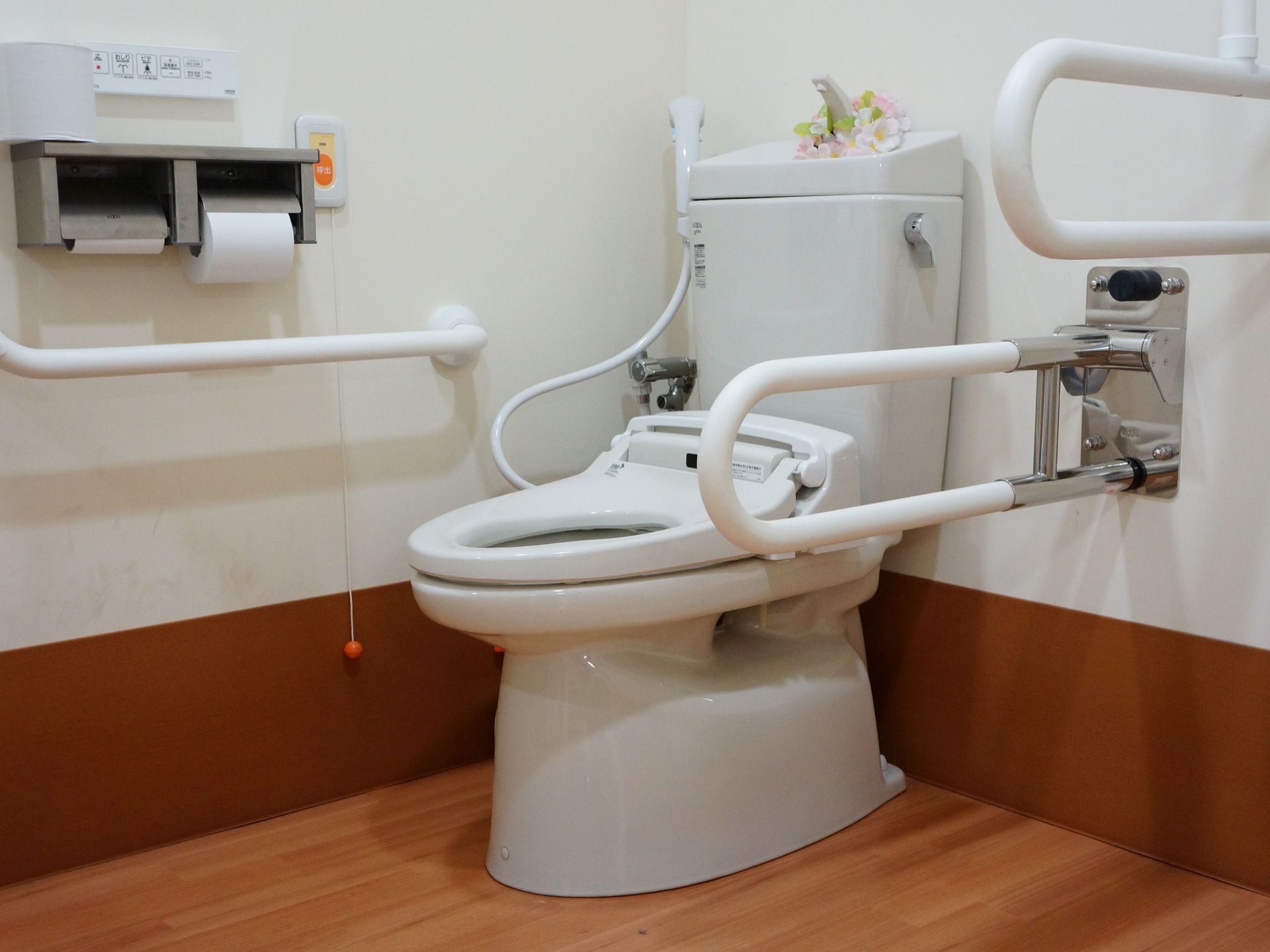 トイレには、手すりが付いている。ボタン式のウォシュレットやブザー、シャワーも付いており、清潔感もあるトイレになっている。