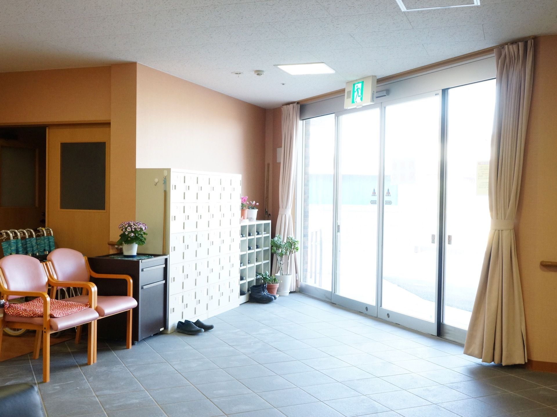 玄関は自動ドアになっており、カーテンも設置されている。バリアフリーになっており、床は黒のタイルとなっている。