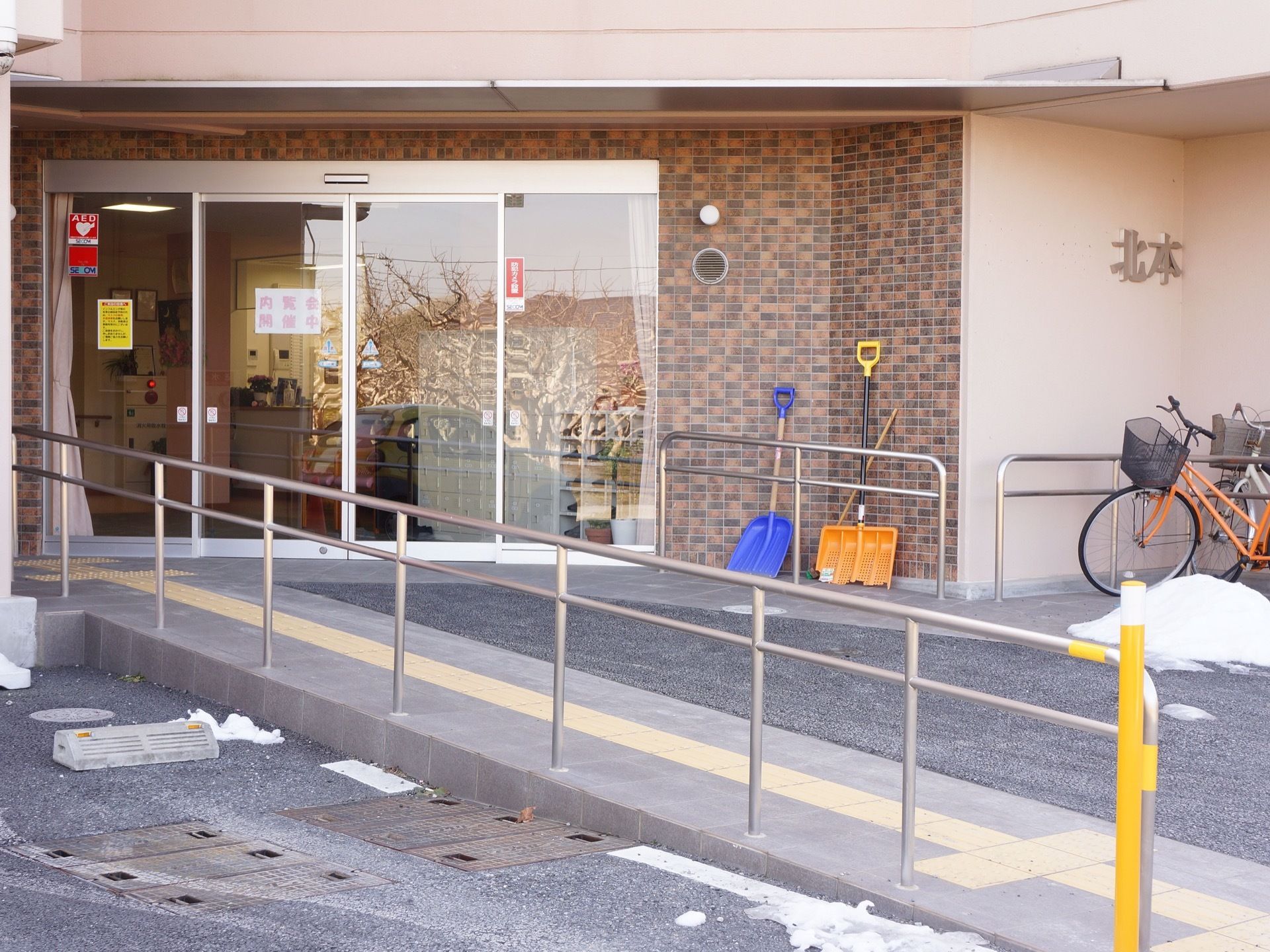 玄関までは、スロープになっており手すりも付いている。点字ブロックもついている。駐車場が施設のすぐ近くにある。