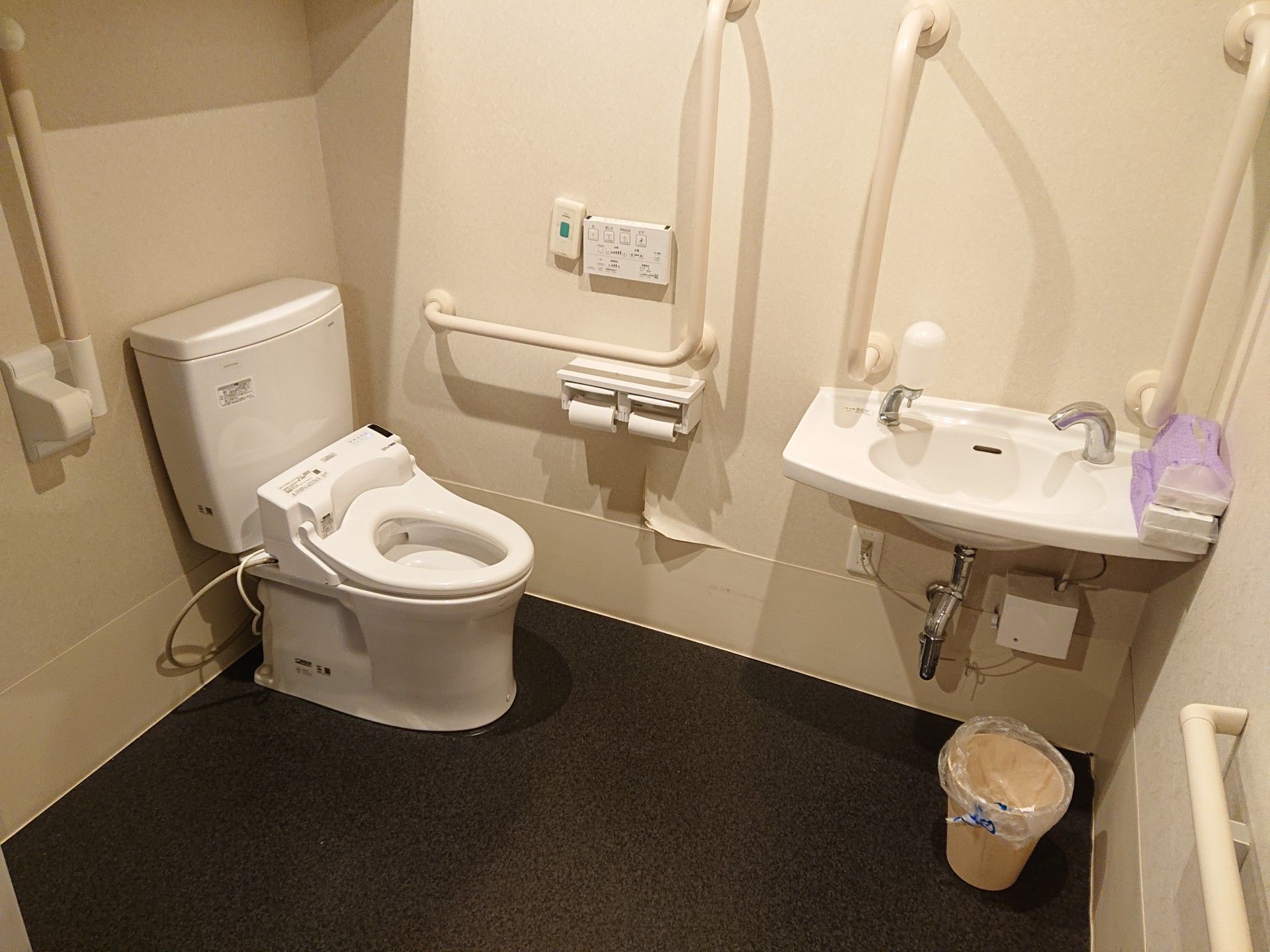 バリアフリー対応のトイレ設備