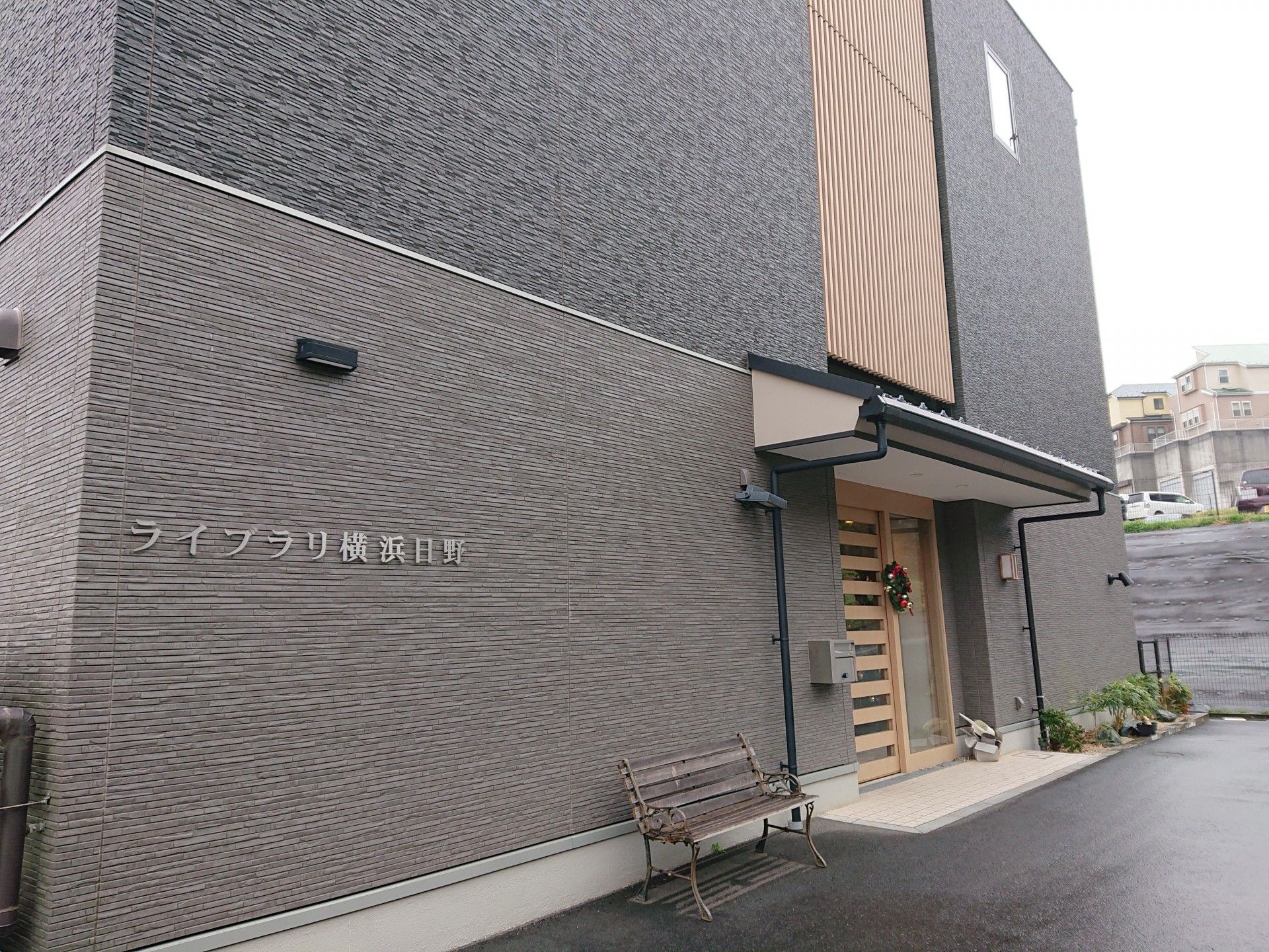 清潔な建物の玄関
