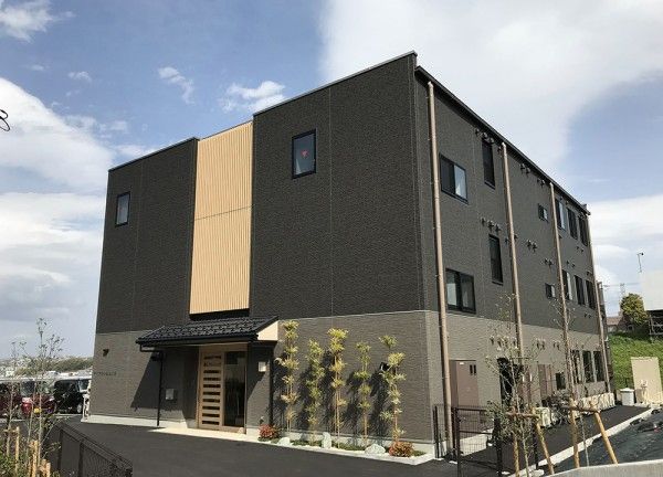 落ち着いたデザインの施設外観
