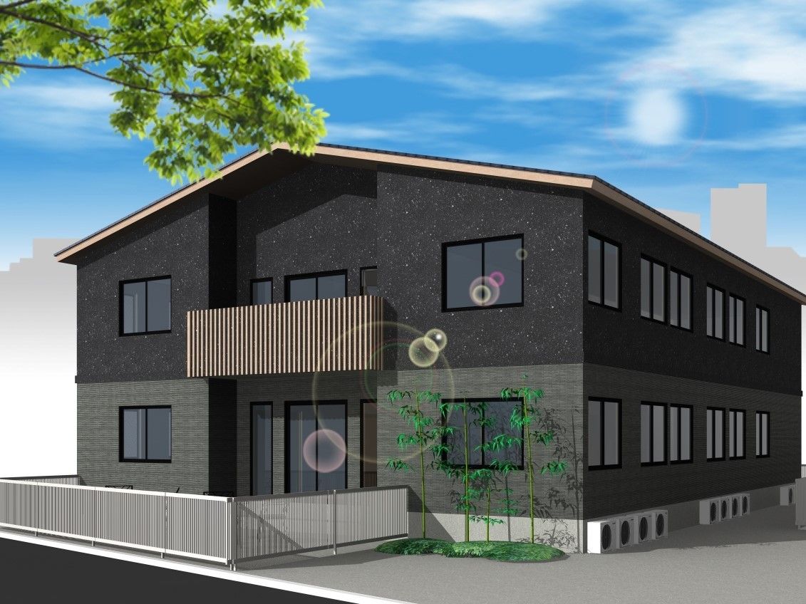 正面に施設がある。２階部分にはベランダが付いており、安全にご利用いただけるように柵が設置されている。