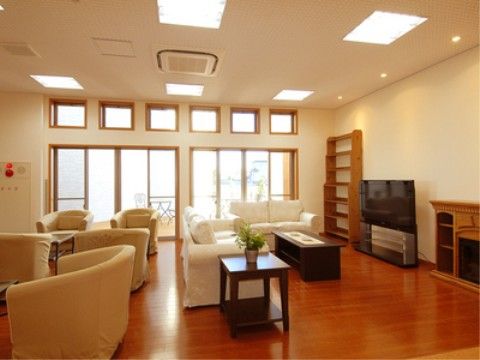 「ハーウィル栗橋」のロビー。入居者様と楽しくテレビ鑑賞ができる。