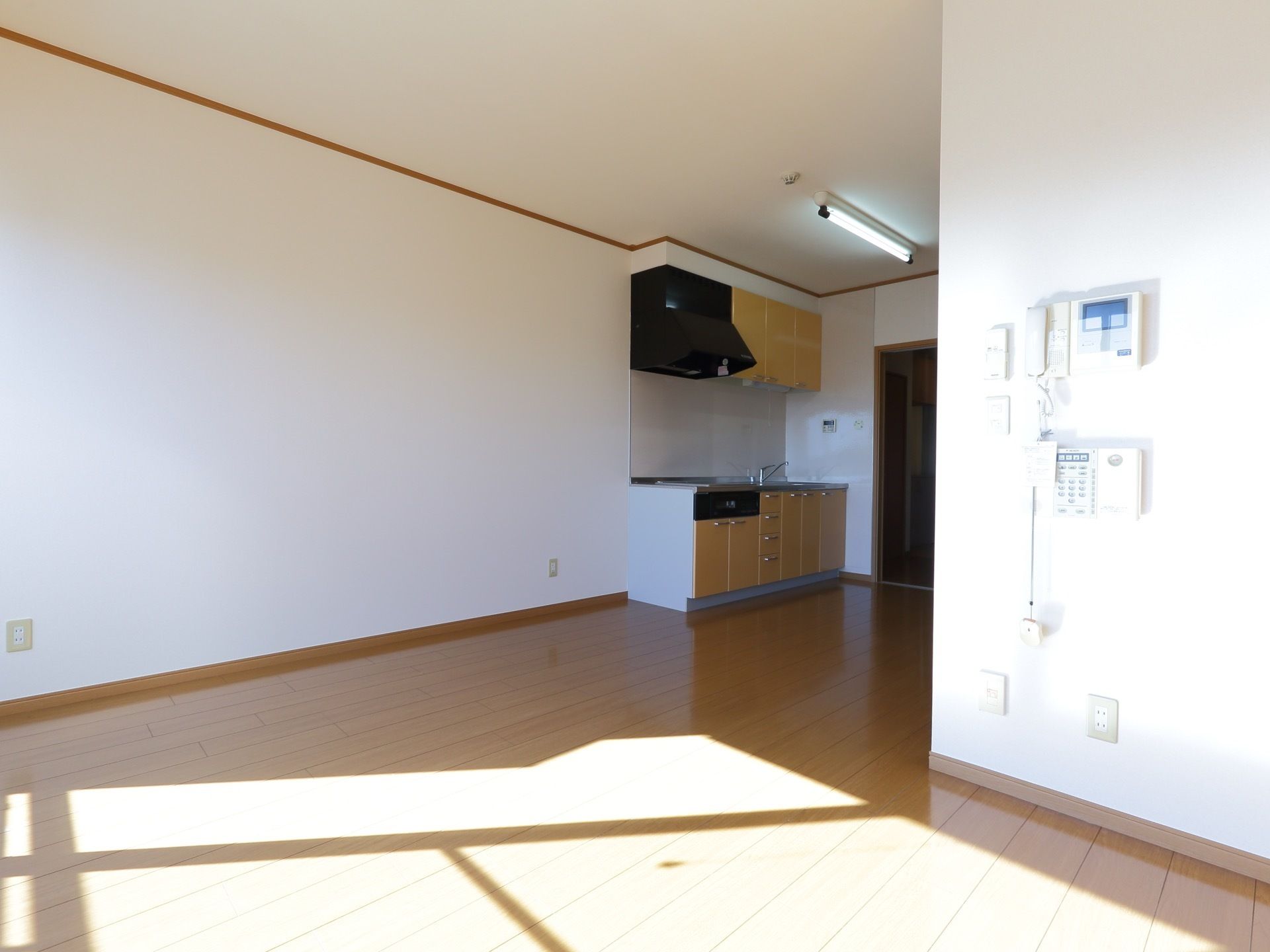 キッチンがあり、調理をすることができる。広く造られており、移動しやすい。光の入る明るい空間となっている。