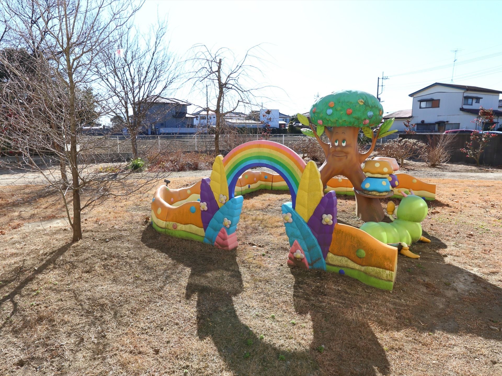 施設は閑静な住宅地に立地しており、周辺には子供が楽しく遊べる広場があり、カラフルな造形物が置かれている。