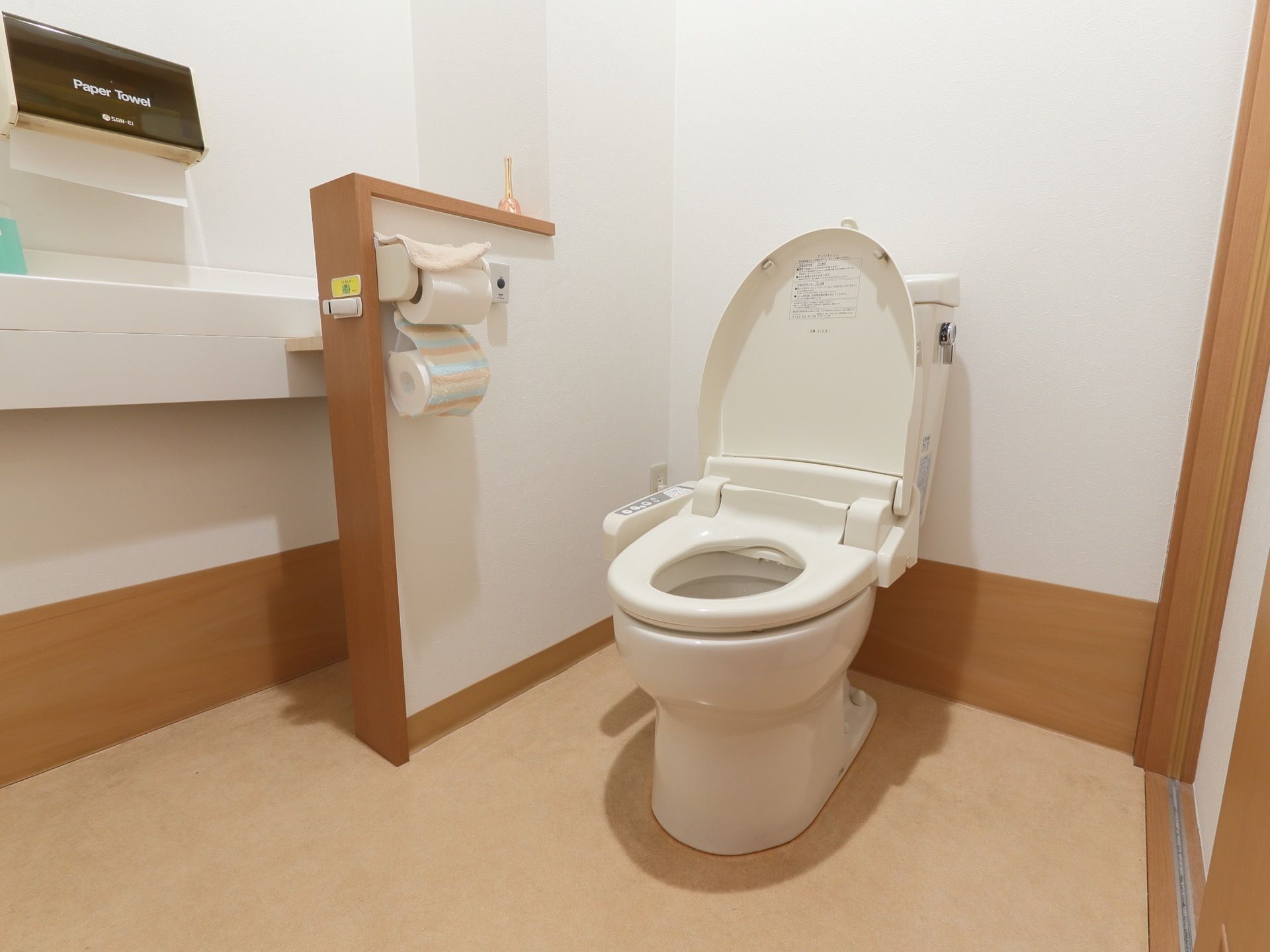 ベージュと白の優しい雰囲気の空間となっている。洗面所が設置されている。トイレは温水洗浄便座になっている。