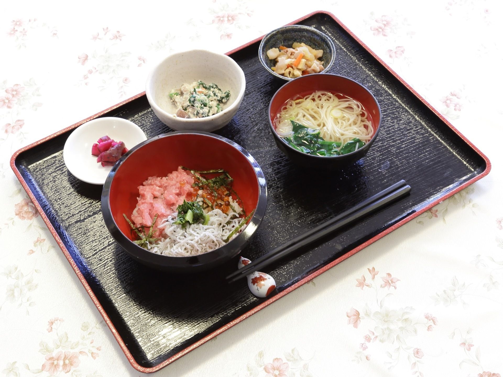 色が鮮やかで食欲が増しやすいメニューとなっている。たくさんの食材を使用し、バランスのよい食事である。