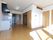 収納力抜群のお部屋となっている。床はフローリングでつまずきにくくなっている。IHコンロが設置されている。