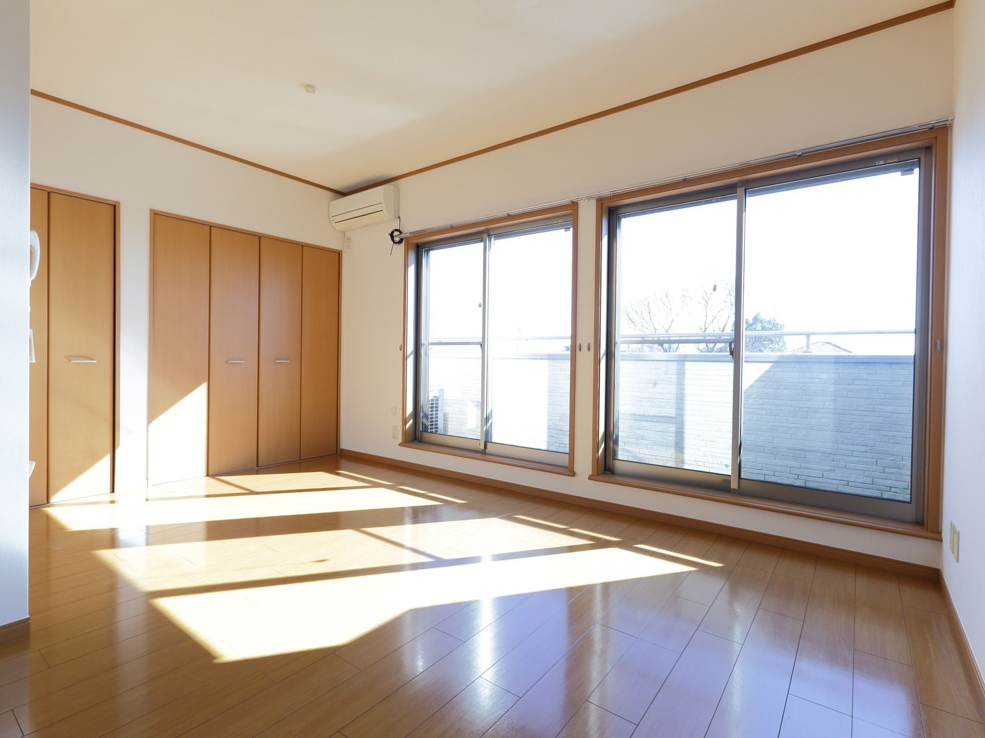 広く明るい居室は洋室になっており、クローゼットが２つ用意されているので十分な収納がある。外へと出ることができるベランダが用意されている。