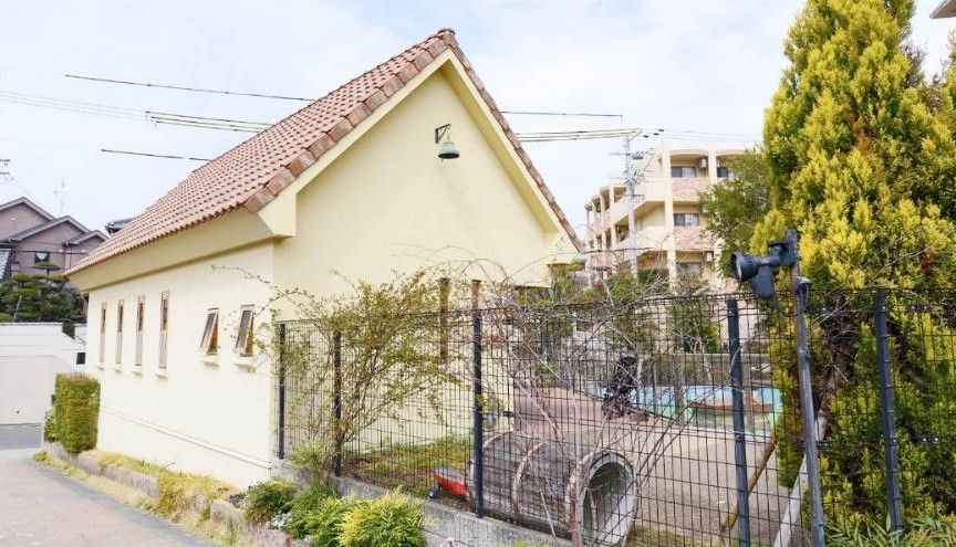 座卓のある和室と、ベッドを置いた洋室が扉で仕切ることができる間取りの居室