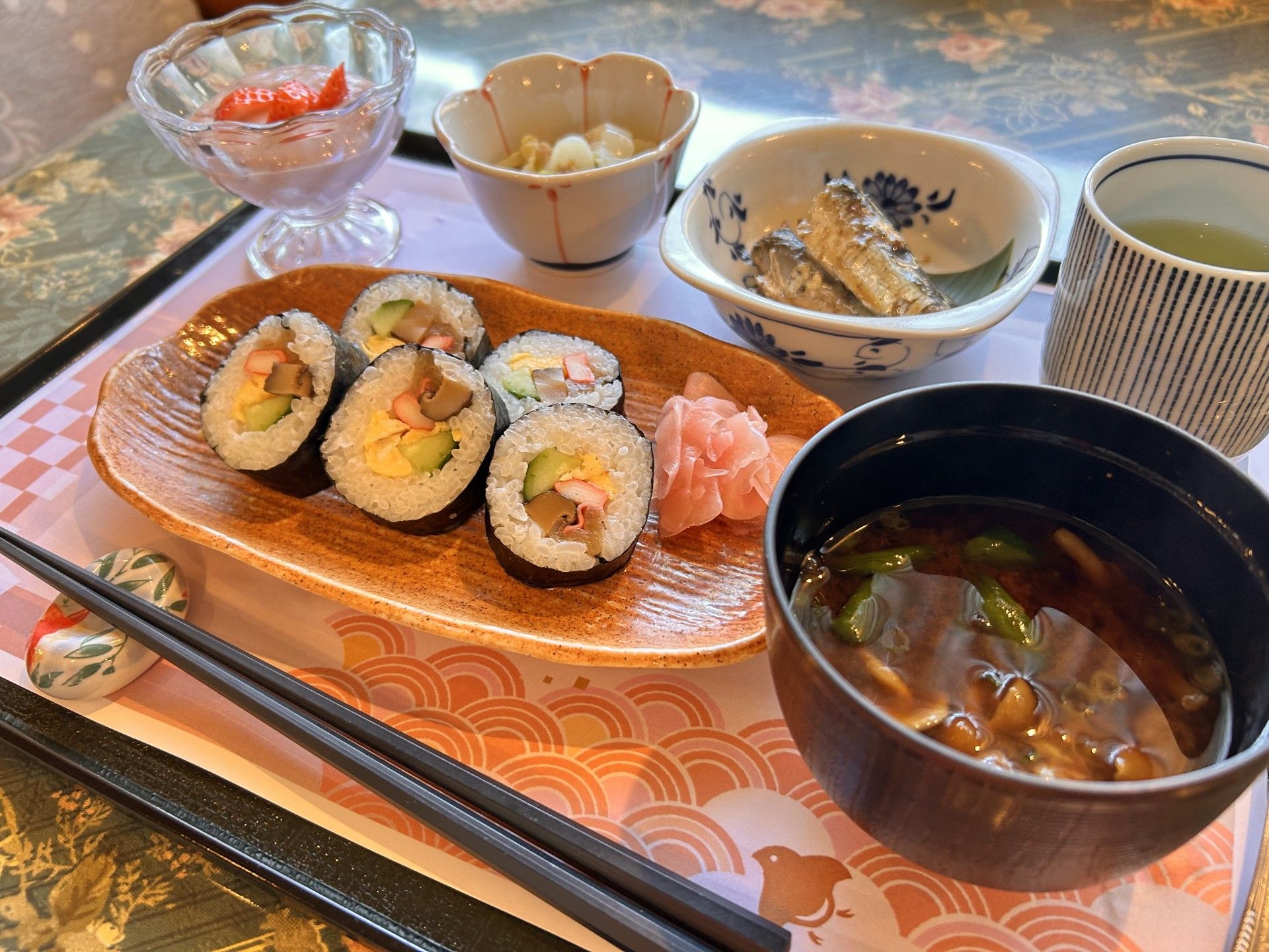 和食の彩り豊かな食事風景